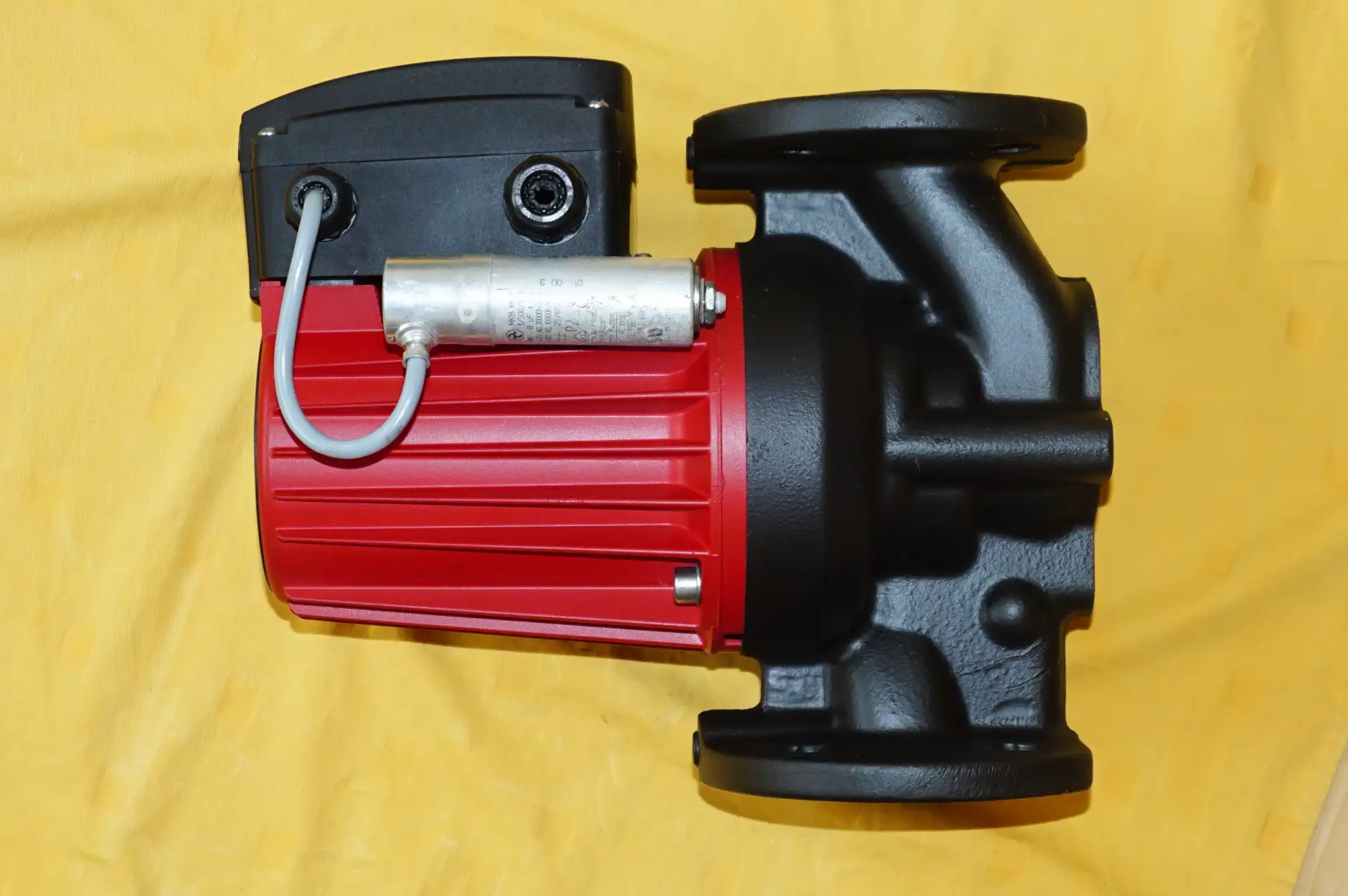 Grundfos UPS 40 – 60 2F Heizungspumpe – Ansicht 3