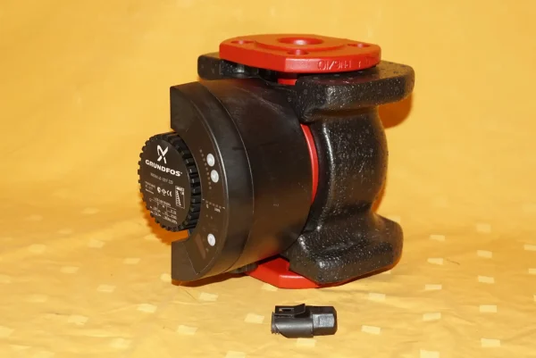 Grundfos Magna 40-100F Heizungspumpe – Bild 2